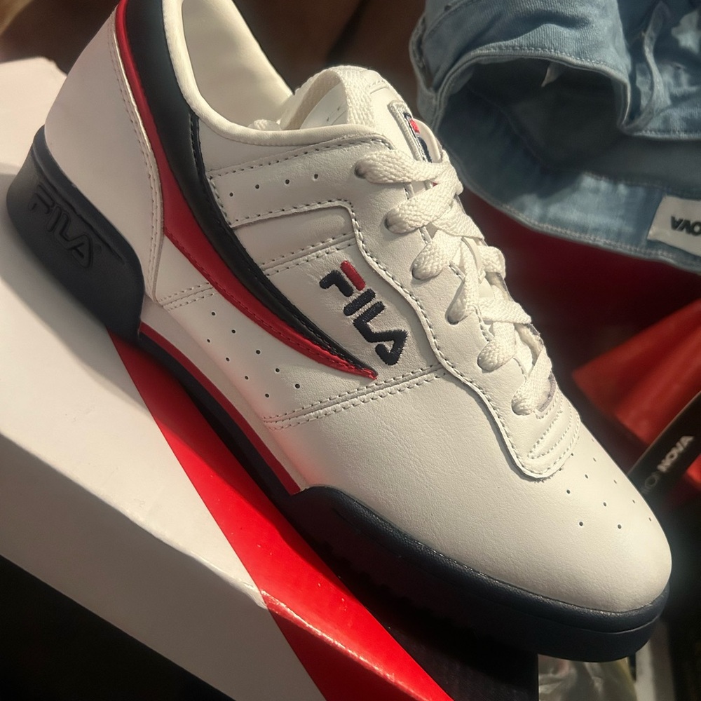 Fila Men's White and Navy Sneakers